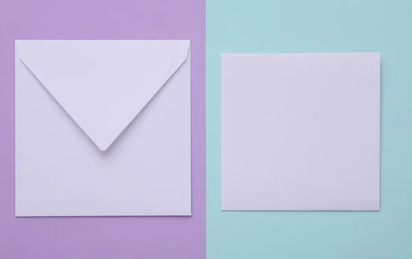 Envelope Branco Com Uma Carta Fundo Pastel — Fotografia de Stock