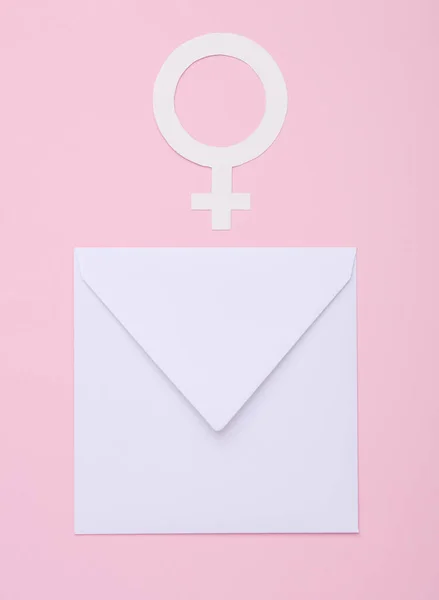 Weißer Umschlag Mit Weiblichem Geschlechtssymbol Auf Rosa Hintergrund — Stockfoto