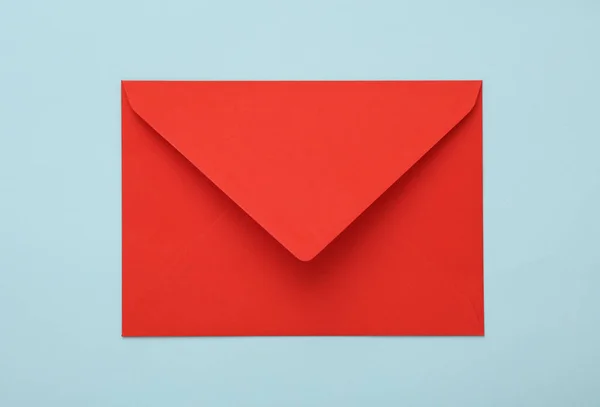 Mavi Arkaplanda Kırmızı Zarf — Stok fotoğraf