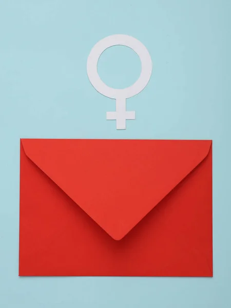 Κόκκινο Φάκελο Θηλυκό Σύμβολο Φύλου Μπλε Φόντο — Φωτογραφία Αρχείου