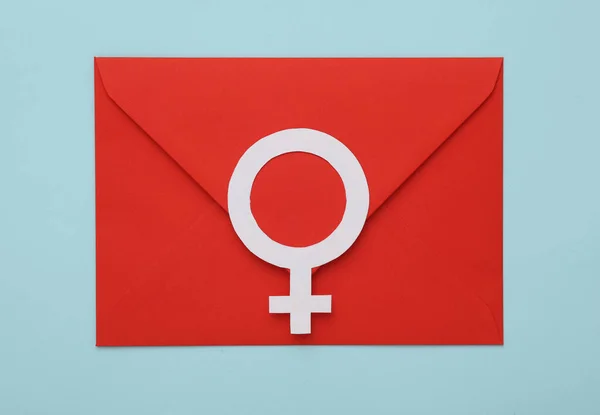 Rode Envelop Met Vrouwelijk Gendersymbool Blauwe Achtergrond — Stockfoto
