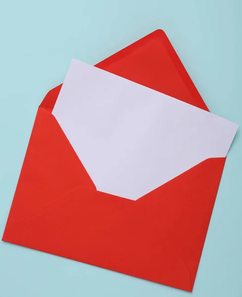 Roter Umschlag Mit Buchstaben Auf Blauem Hintergrund — Stockfoto