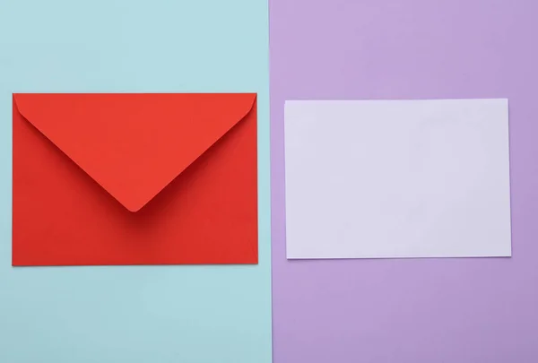 Envelope Vermelho Com Carta Fundo Pastel — Fotografia de Stock
