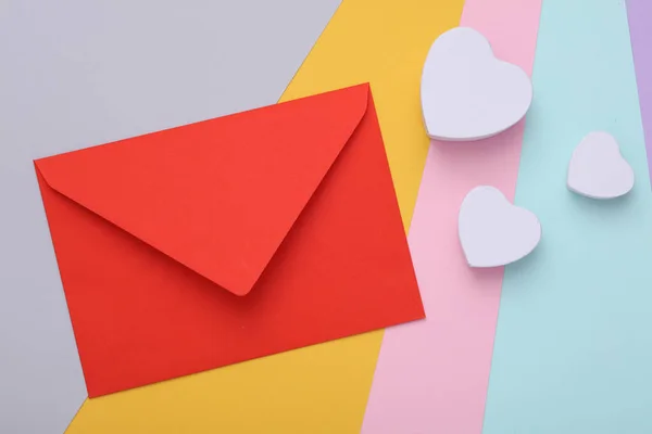 Sevgililer Günü Renkli Arkaplanda Kalpler Olan Kırmızı Aşk Zarfı — Stok fotoğraf