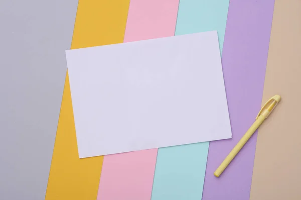 Leeg Wit Velletje Papier Voor Een Brief Met Een Pen — Stockfoto