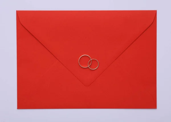 Rode Envelop Met Gouden Ringen Een Grijze Achtergrond — Stockfoto