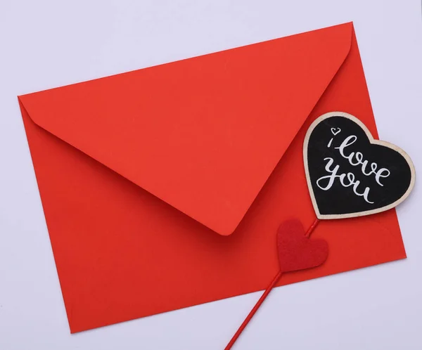 Rode Envelop Met Een Valentijn Een Stok Grijze Achtergrond Valentijnsdag — Stockfoto