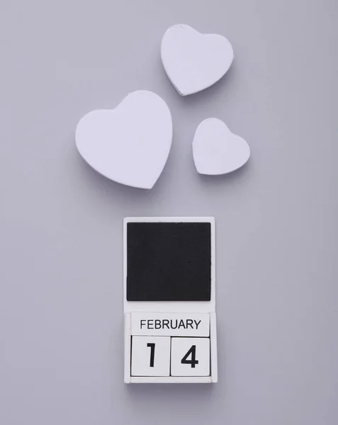 Calendário Com Data Fevereiro Corações Fundo Cinza — Fotografia de Stock