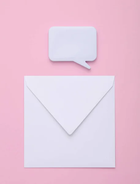 Envelope Branco Com Nuvem Diálogo Fundo Rosa — Fotografia de Stock
