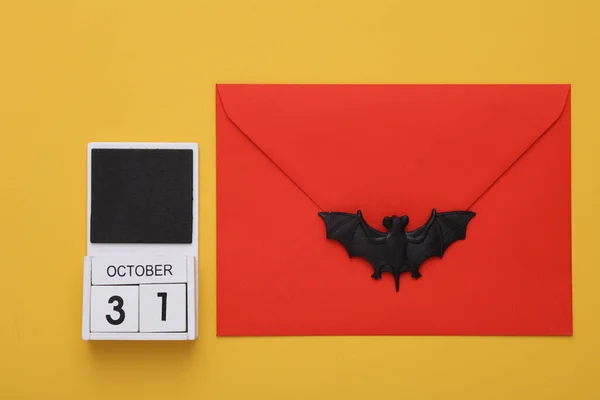 Rode Envelop Met Vleermuis Kalender Met Datum Oktober Gele Achtergrond — Stockfoto