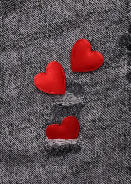 Красные Сердца Фоне Джинсов — стоковое фото
