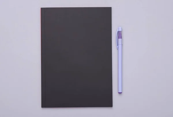 Cuaderno Con Tapa Negra Bolígrafo Sobre Fondo Gris —  Fotos de Stock