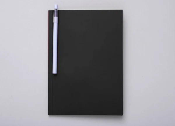Notitieboek Met Zwarte Omslag Pen Grijze Achtergrond — Stockfoto