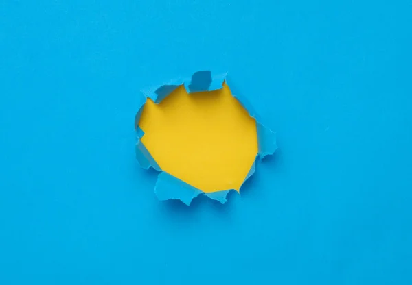 Yırtık Sarı Delikli Mavi Arkaplan — Stok fotoğraf