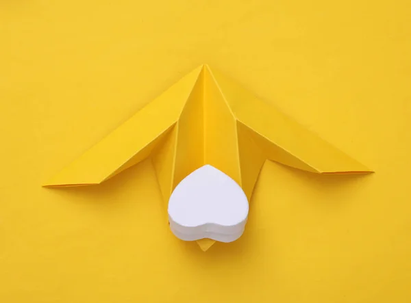 Avión Origami Con Corazón Sobre Fondo Amarillo Concepto Amor —  Fotos de Stock