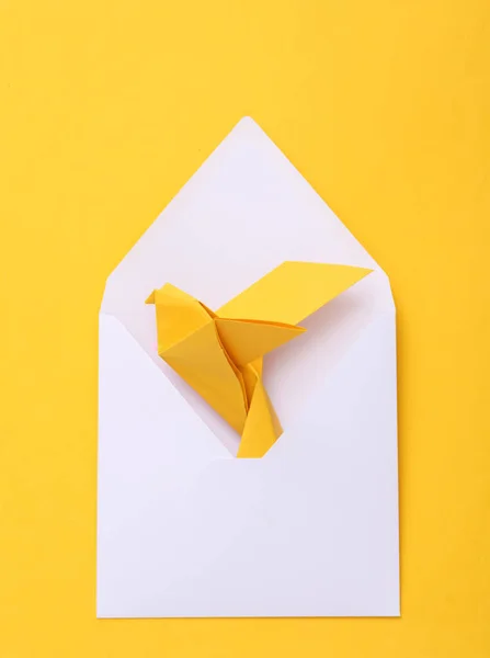 Голуб Носій Оріґамі Білому Конверті Жовтому Тлі — стокове фото