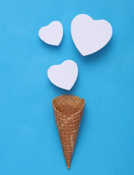 Cono Oblea Con Corazones Sobre Fondo Azul Concepto San Valentín — Foto de Stock