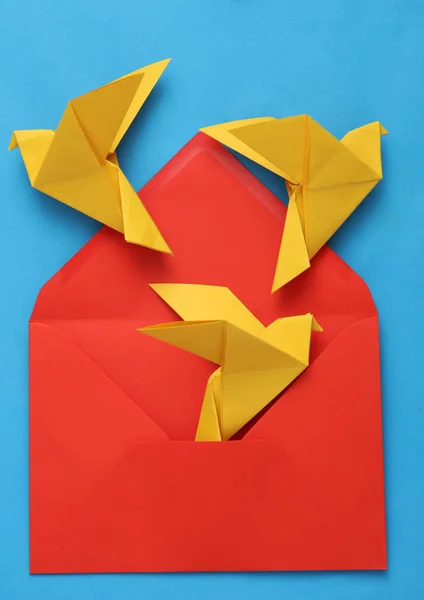 Pombos Portadores Origami Com Envelope Vermelho Sobre Fundo Azul — Fotografia de Stock