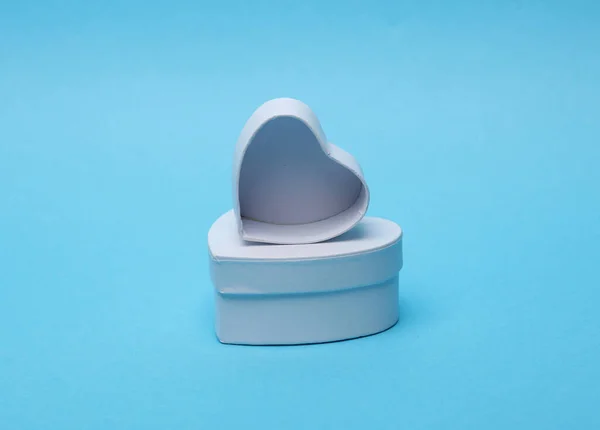 Cajas Regalo Forma Corazón Blanco Mockup Aislado Sobre Fondo Azul — Foto de Stock