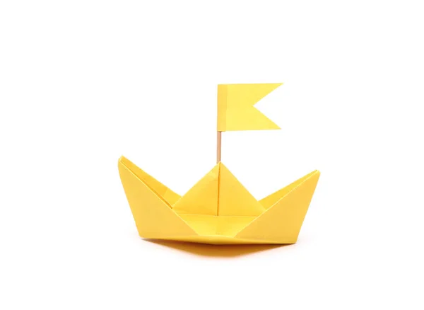 Gelbes Papierboot Mit Einer Flagge Auf Weißem Hintergrund Führungskonzept — Stockfoto