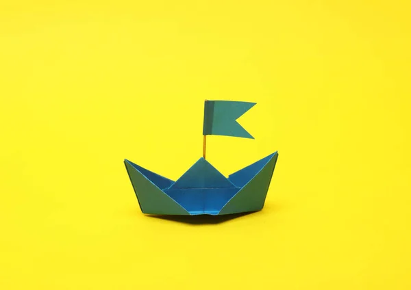 Barco Papel Azul Con Bandera Sobre Fondo Amarillo Concepto Liderazgo — Foto de Stock