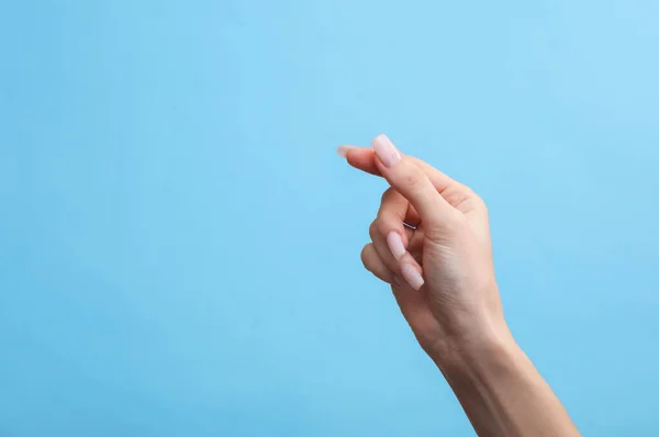 Female Hand Mockup Holding Empty Space Holding Business Card Blue — Stock Photo, Image