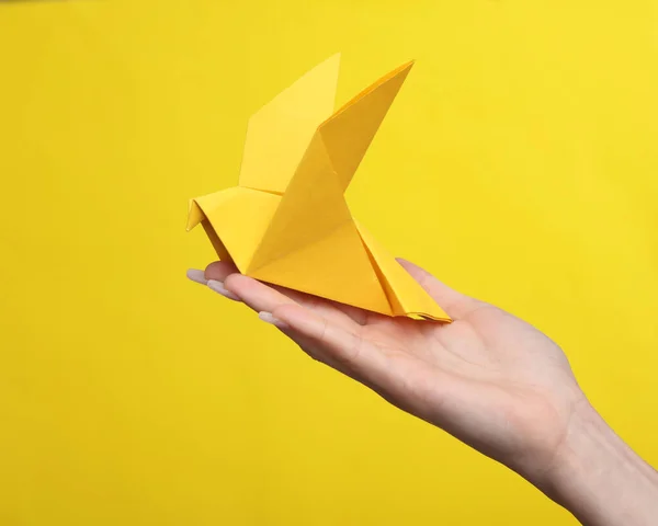 Kvinna Hand Innehav Origami Papper Duva Gul Bakgrund — Stockfoto