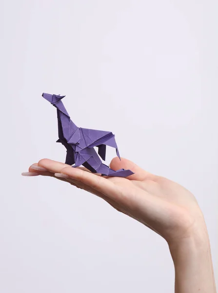 Kvinnliga Handen Håller Origami Dragon Vit Bakgrund Hobby Kreativitet — Stockfoto