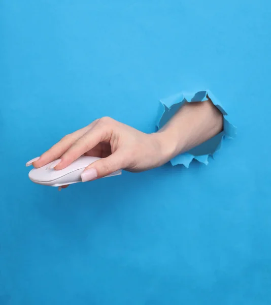 Kvinnliga Handen Håller Spegel Dator Musen Genom Slitna Hål Blått — Stockfoto