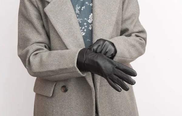Close Van Een Vrouw Die Leren Handschoenen Draagt Een Witte — Stockfoto