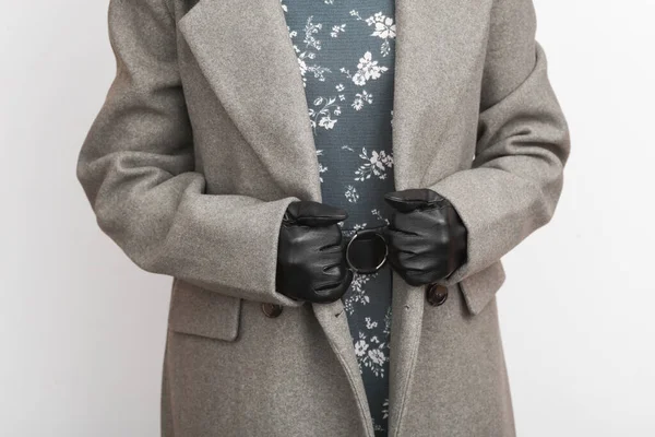 Žena Kašmírovém Kabátě Koženými Rukavicemi Bílém Pozadí Módní Koncept — Stock fotografie