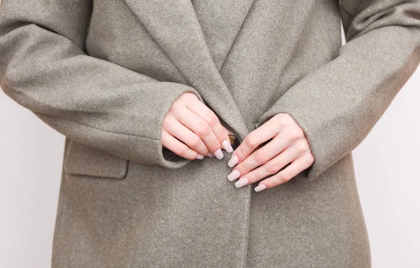 Detailní Záběr Ženy Jak Zapíná Kašmírový Kabát — Stock fotografie