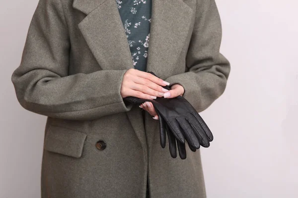 Žena Kašmírovém Kabátě Koženými Rukavicemi Bílém Pozadí Módní Koncept — Stock fotografie