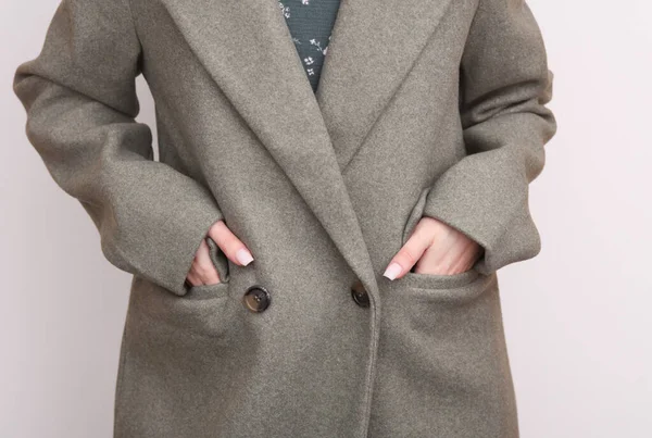 배경에 캐시미어 코트를 여성의 — 스톡 사진