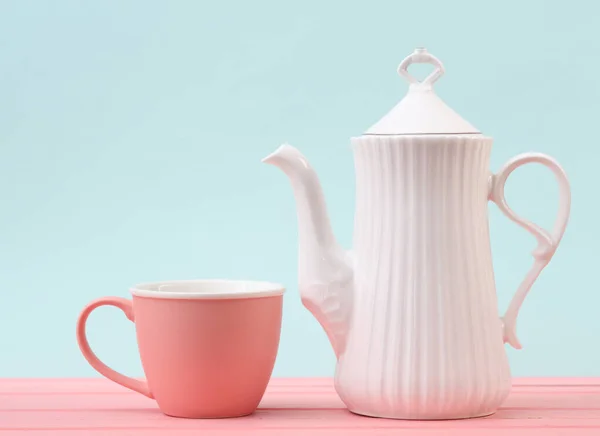 Белый Керамический Чайник Чашкой Пастельном Фоне — стоковое фото