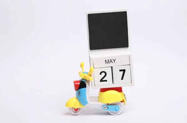 Blockkalender Aus Holz Mit Dem Datum Mai Auf Spielzeugmoped Weißer — Stockfoto
