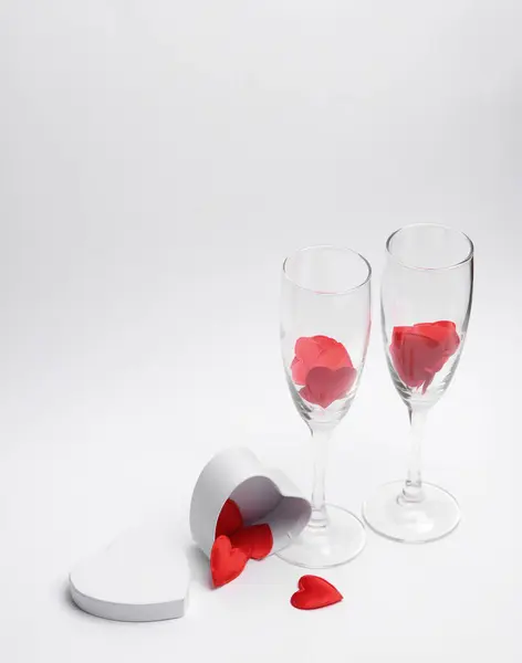 Dvě Sklenice Srdcem Dárkovou Krabicí Bílém Pozadí Valentýn Února — Stock fotografie