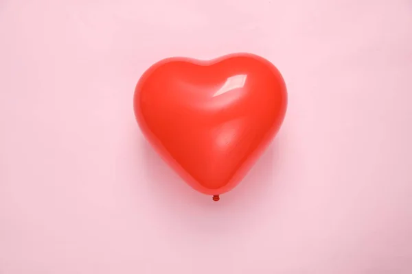 Κόκκινο Μπαλόνι Σχήμα Καρδιάς Ροζ Φόντο Ημέρα Του Αγίου Βαλεντίνου — Φωτογραφία Αρχείου