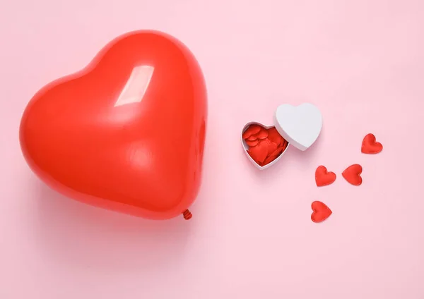 Balão Forma Coração Vermelho Caixa Presente Com Muitos Corações Fundo — Fotografia de Stock