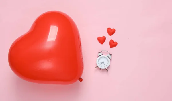 Κόκκινο Μπαλόνι Αέρα Σχήμα Καρδιάς Και Ξυπνητήρι Πολλές Καρδιές Ροζ — Φωτογραφία Αρχείου