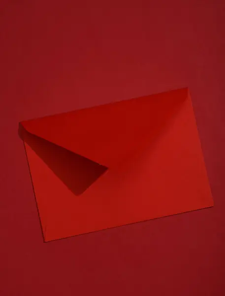 Kırmızı Arka Planda Gölgeli Kırmızı Bir Zarf Minimalizm Tarzı — Stok fotoğraf