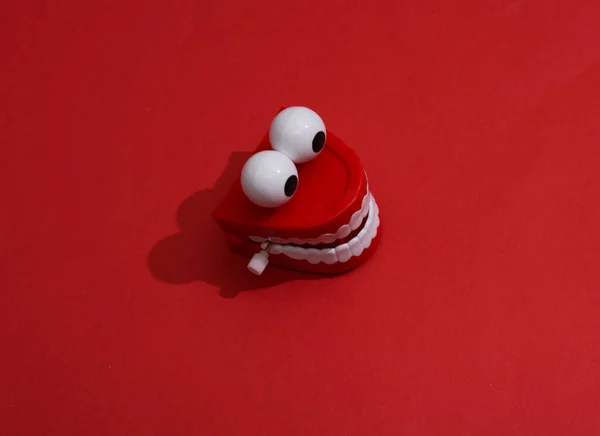 Witz Kiefer Auf Einem Roten Hintergrund Mit Einem Schatten Minimalistischer — Stockfoto