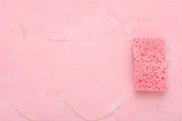 Esponja Con Espuma Sobre Fondo Rosa Concepto Limpieza Copiar Espacio — Foto de Stock