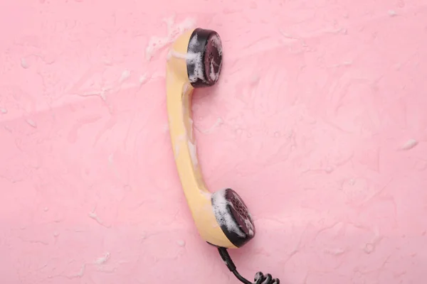 Ретро Телефон Трубки Пене Розовом Фоне — стоковое фото