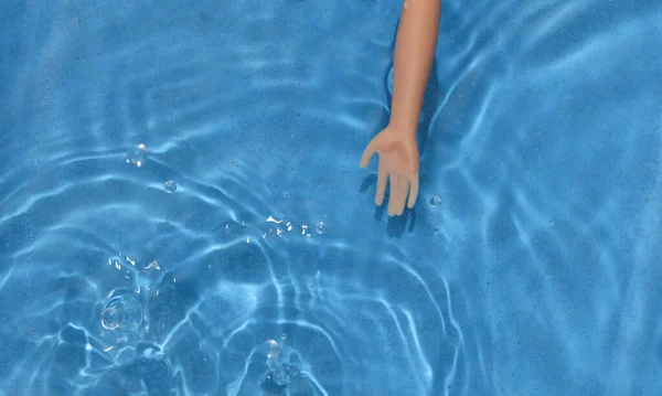 Ręka Lalki Niebieskiej Wodzie Cieniami — Zdjęcie stockowe