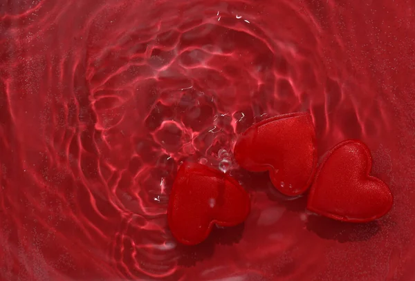 Röda Hjärtan Rött Vatten Med Skuggor Ovanifrån — Stockfoto