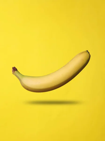 Plátano Maduro Levita Sobre Fondo Amarillo Con Sombra — Foto de Stock