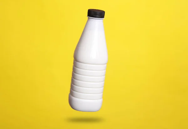 Бутылка Йогурта Левитация Желтом Фоне Тенью — стоковое фото