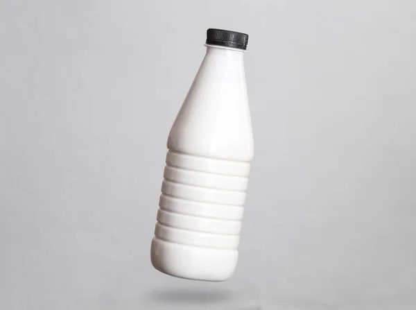 Yoghurt Flaska Leviterar Grå Bakgrund Med Skugga — Stockfoto