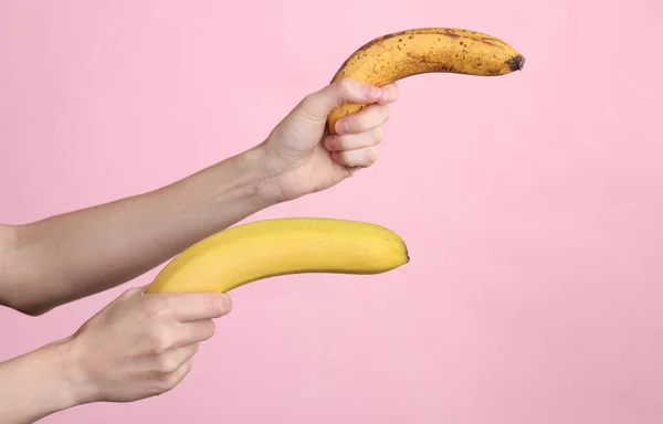 Γυναικεία Χέρια Που Κρατάνε Μπανάνες Σαν Όπλο Κίτρινο Φόντο — Φωτογραφία Αρχείου